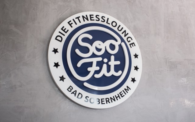 Das SooFit Logo aus dem Eingangsbereich des Fitnessstudios in Bad Sobernheim